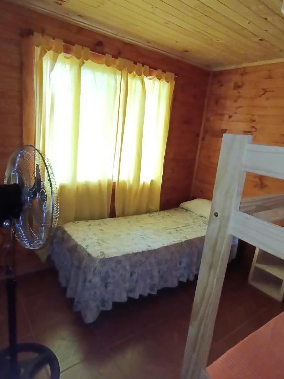 a small room with a bed and a window at Dulce Morena in Concordia
