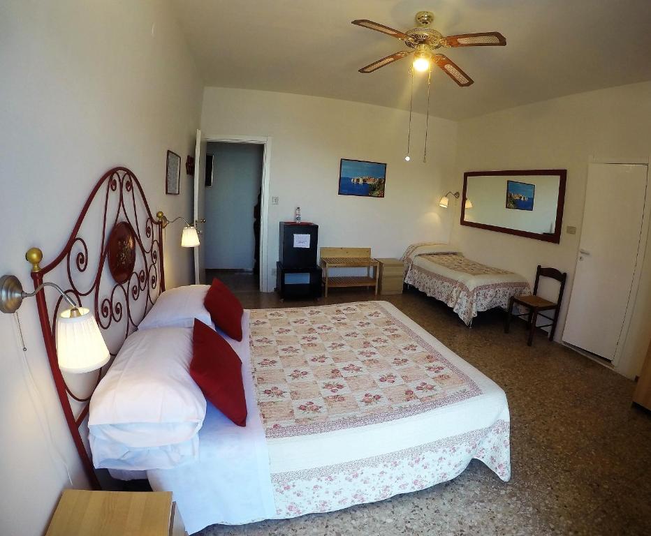 Postel nebo postele na pokoji v ubytování Sea View Sirolo di Amedeo