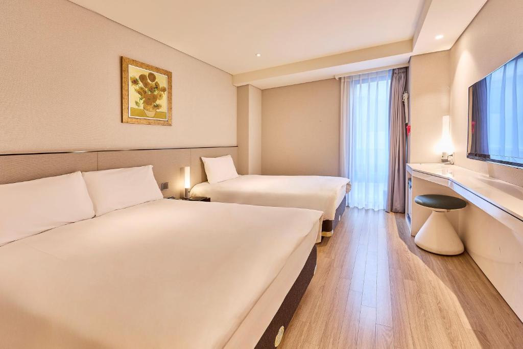 Postel nebo postele na pokoji v ubytování Hotel Thomas Myeongdong