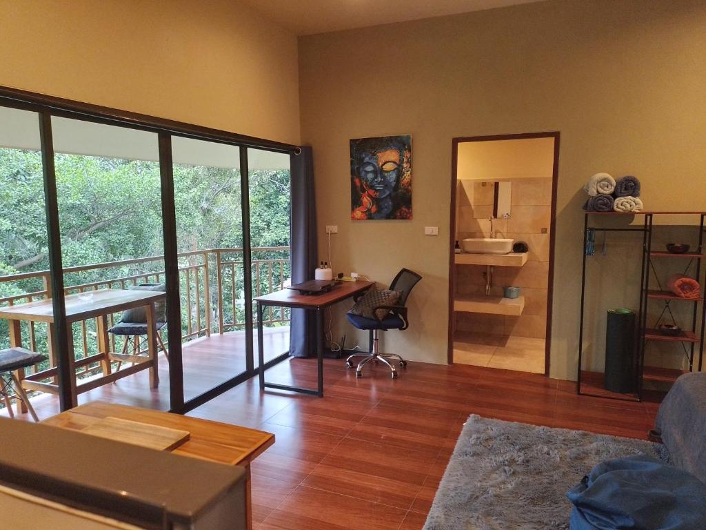 ein Wohnzimmer mit Blick auf einen Balkon in der Unterkunft Butterfly Cottage Tracy Island Had Yao in Ko Phangan