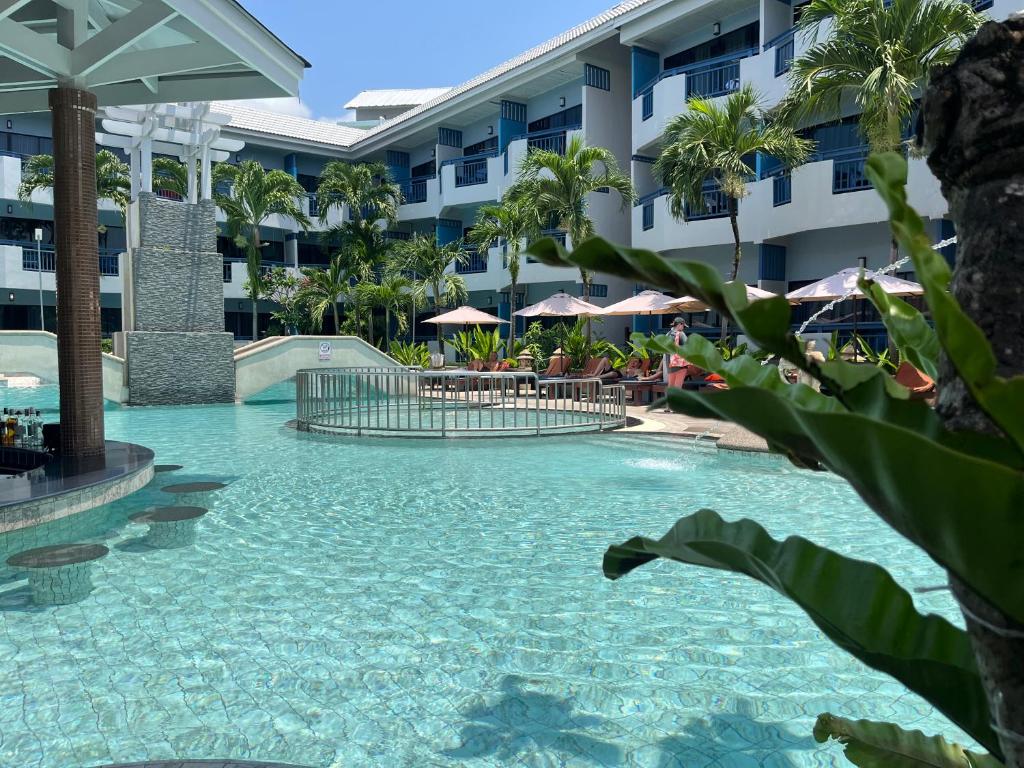 Bazén v ubytování Phuket Island View Resort - SHA Extra Plus nebo v jeho okolí
