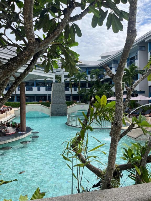 Bazén v ubytování Phuket Island View Resort - SHA Extra Plus nebo v jeho okolí