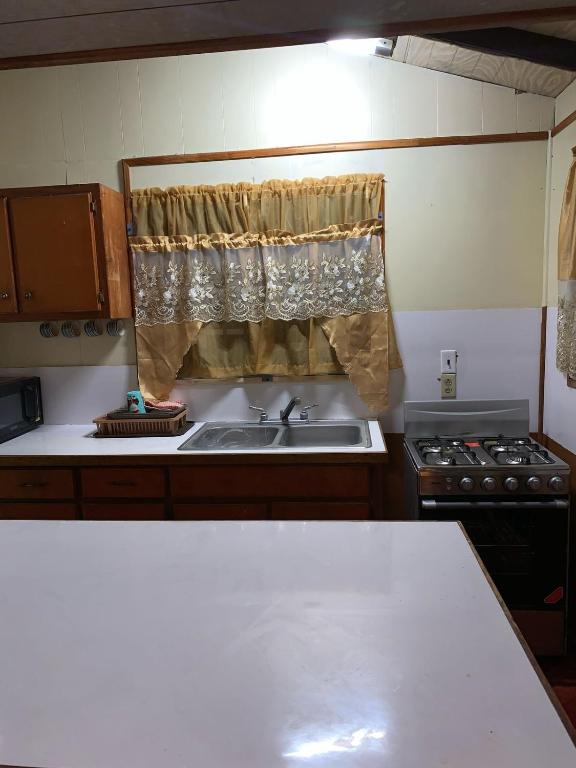 Kuchyň nebo kuchyňský kout v ubytování AJs Cottage Escape