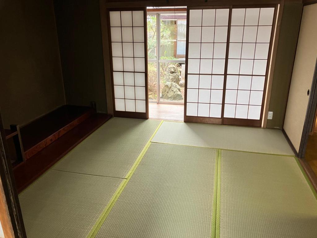 Fotografie z fotogalerie ubytování 芦原温泉駅から徒歩5分の1棟貸切民泊 最低限芦原温泉駅前 v destinaci Awara