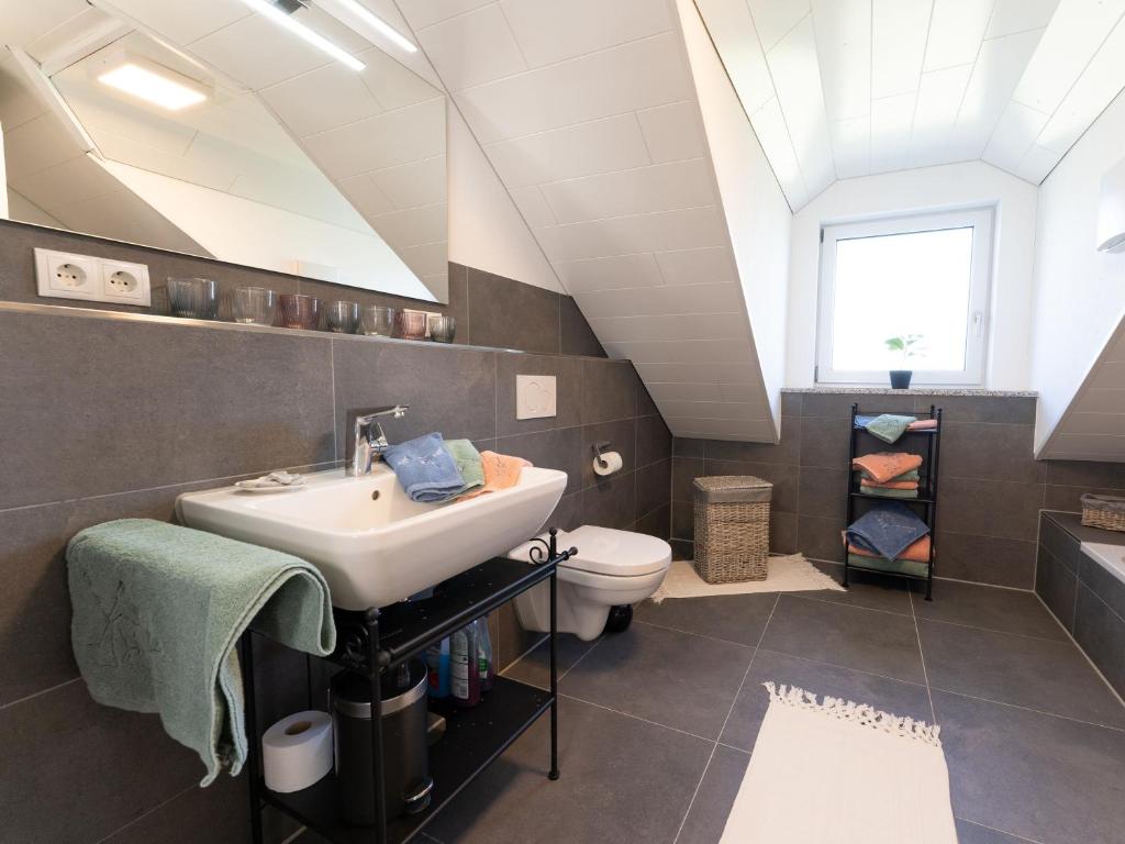 Koupelna v ubytování Ferienwohnung Anemone - 4 Zimmer mit Bergblick & Alpenflair