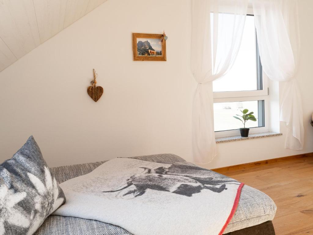 Postel nebo postele na pokoji v ubytování Ferienwohnung Anemone - 4 Zimmer mit Bergblick & Alpenflair