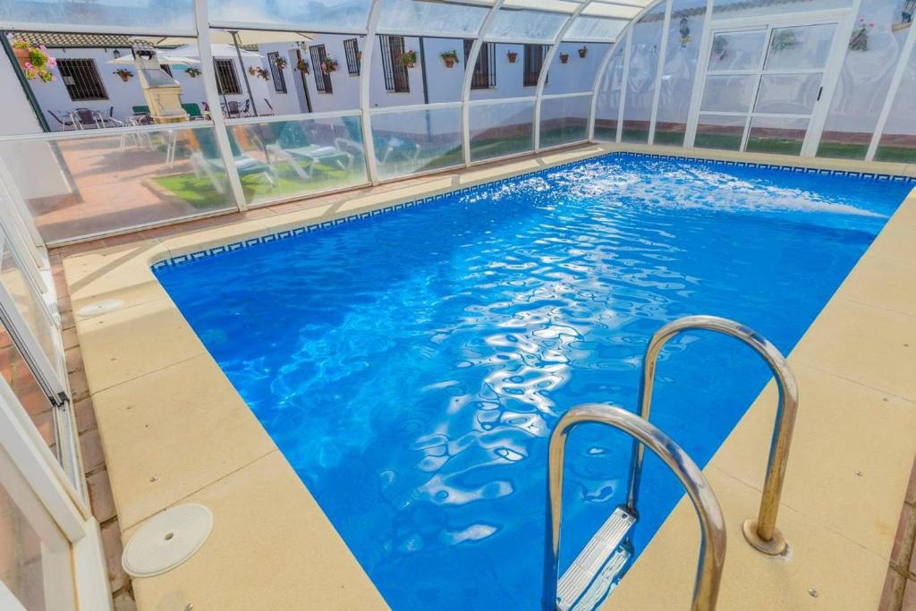 una piscina su una nave da crociera con acqua blu di Rural House with exclusive pool in Cordoba a Rivero de Posadas