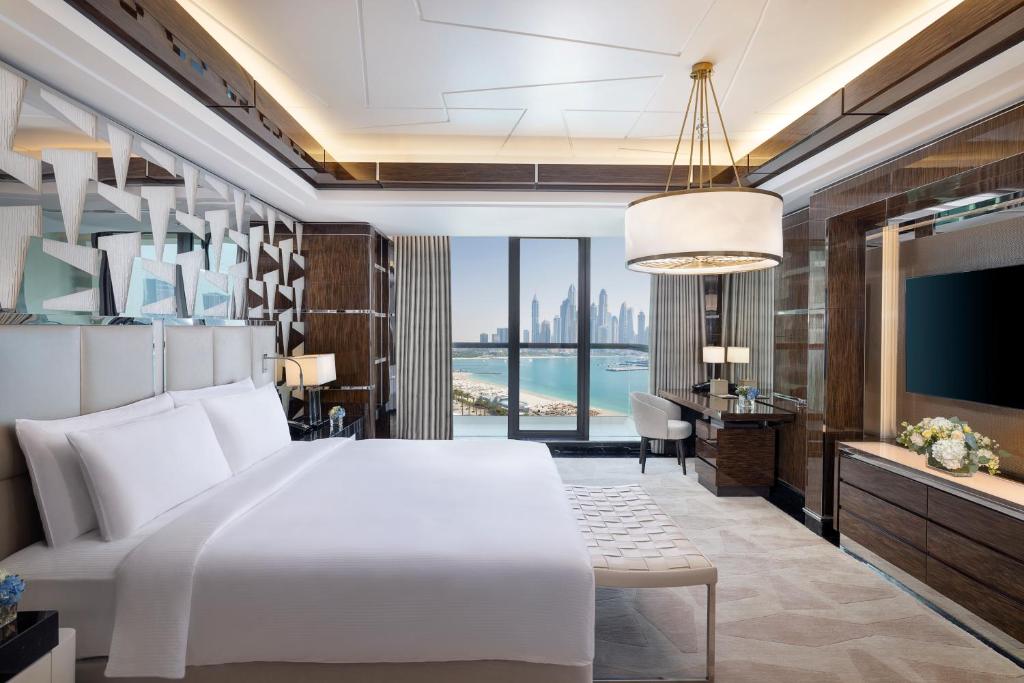 Postel nebo postele na pokoji v ubytování Hilton Dubai Palm Jumeirah