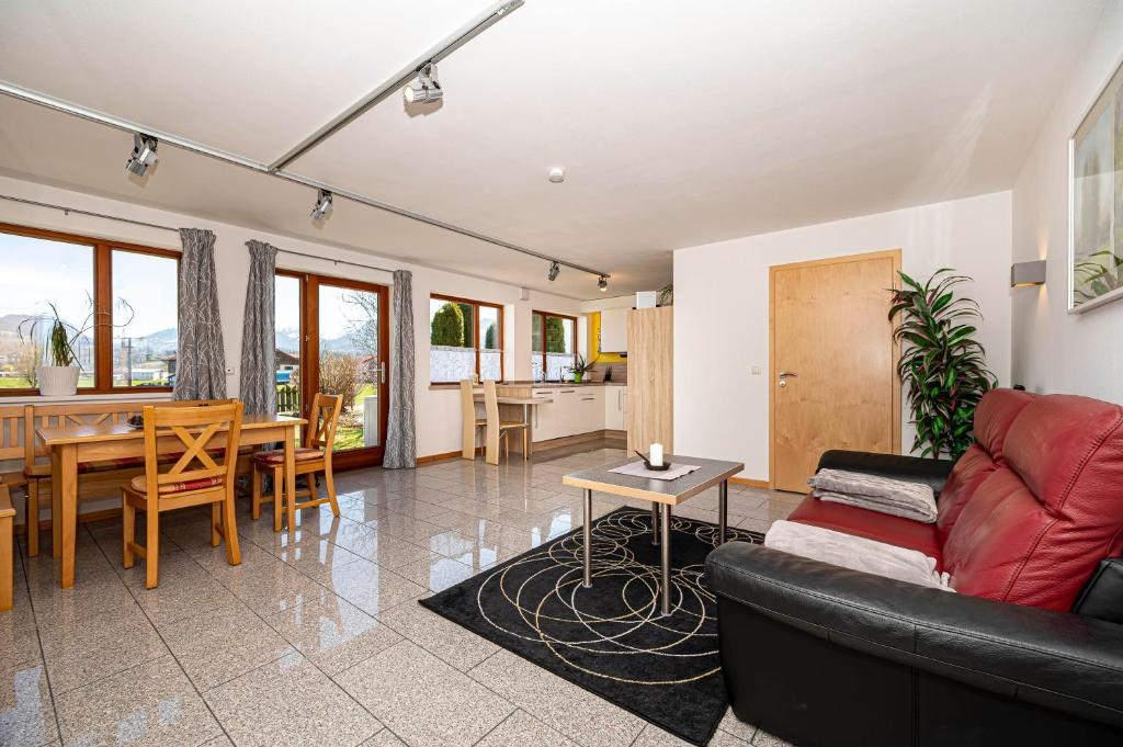 奥夫特尔施旺Ferienwohnung Socher "Am Wold"的客厅里有一张沙发和一张桌子。