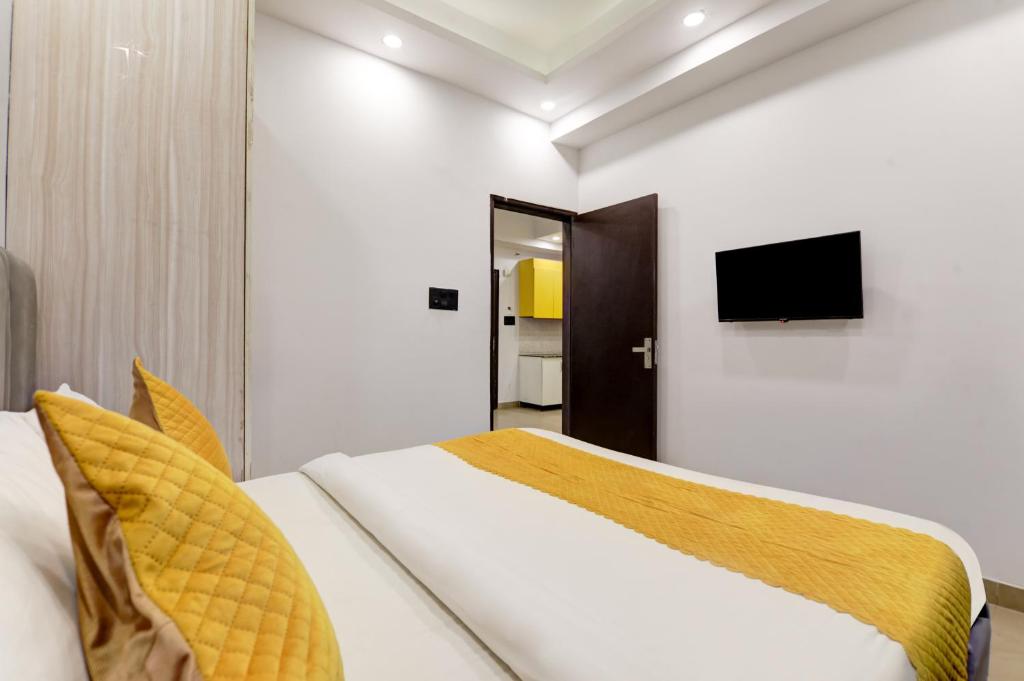 TV a/nebo společenská místnost v ubytování Hotel the Rasa at Vasundhara