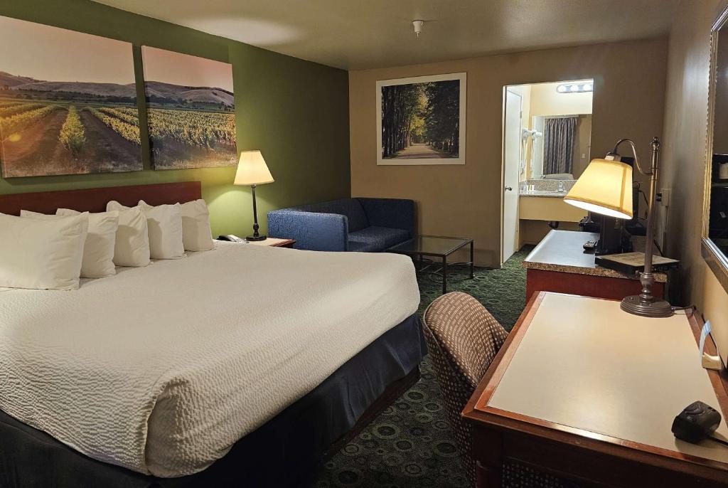 Days Inn by Wyndham Westley - King Room- Non-Smoking