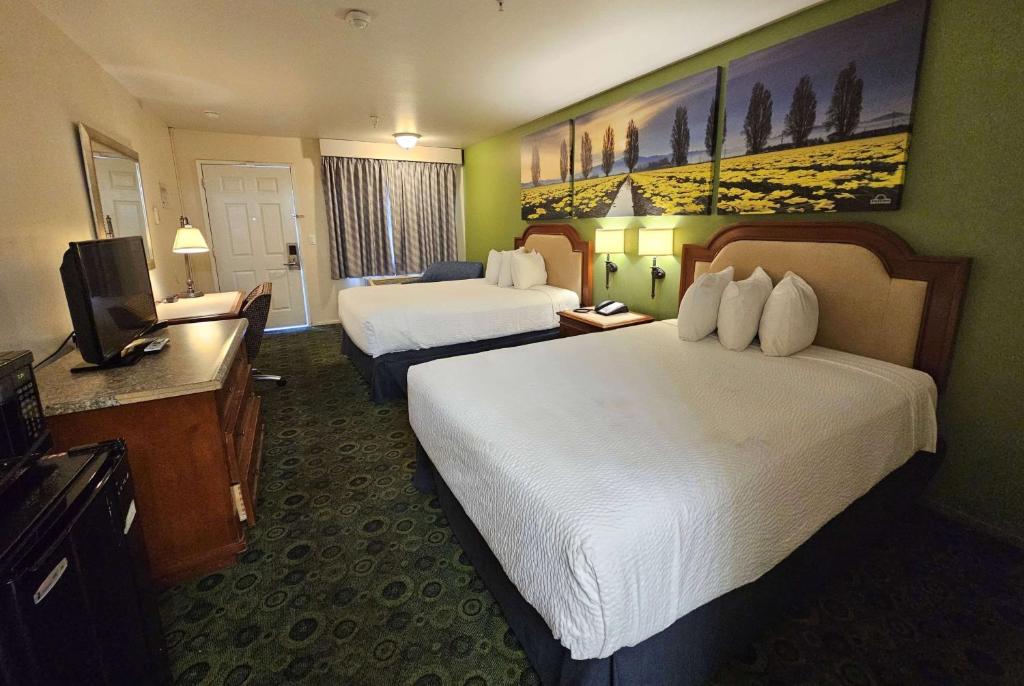 Days Inn by Wyndham Westley - Deluxe King Room - Non-Smoking