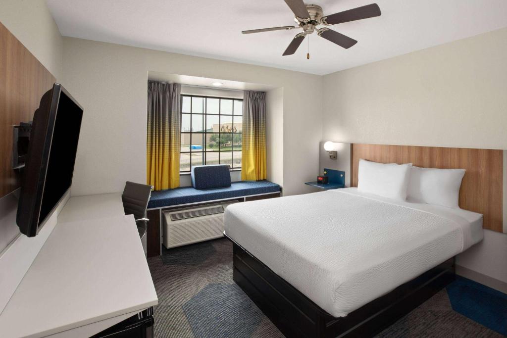 Postel nebo postele na pokoji v ubytování Microtel Inn & Suites by Wyndham Buda Austin South