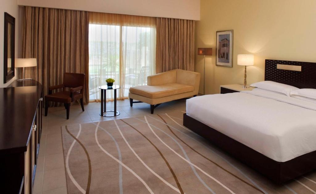 Giường trong phòng chung tại Grand Hyatt Doha Hotel & Villas