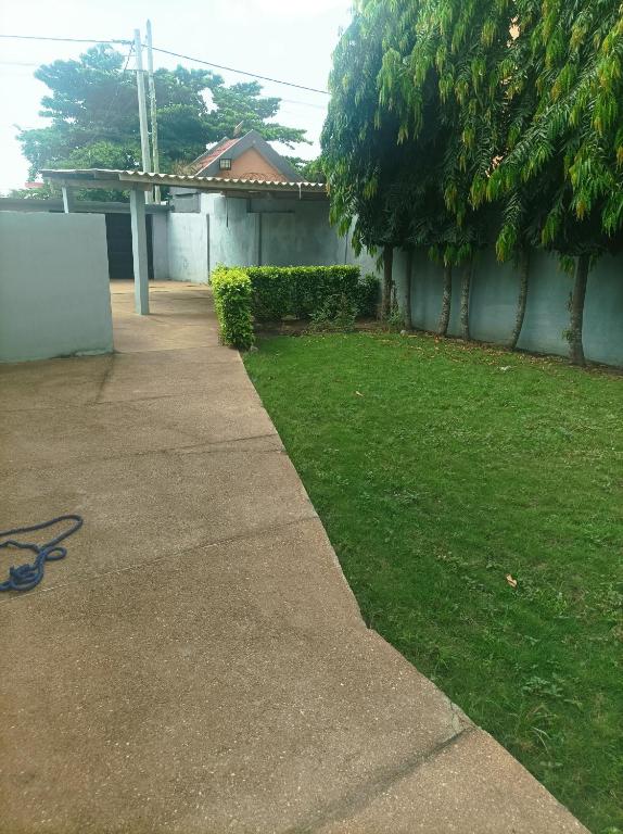 un marciapiede di fronte a una casa con un giardino di La Villa a Lomé