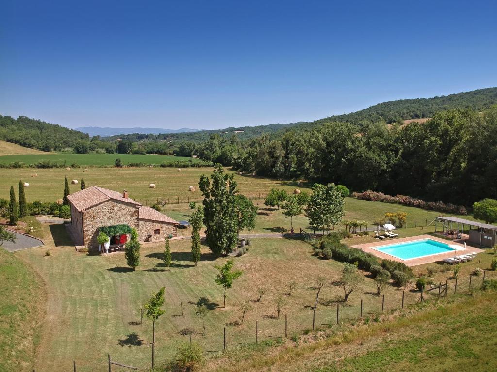 - une vue aérienne sur une ferme avec une piscine dans l'établissement Villa Paganini, à Sassa