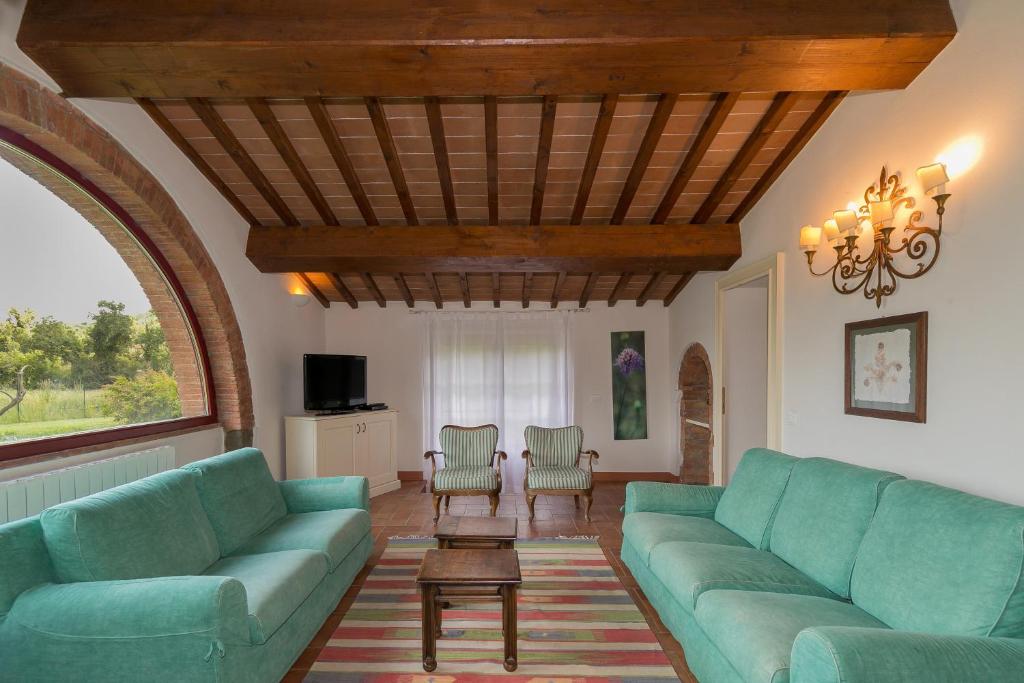 un salon avec un canapé bleu et des chaises dans l'établissement Villa Paganini, à Sassa