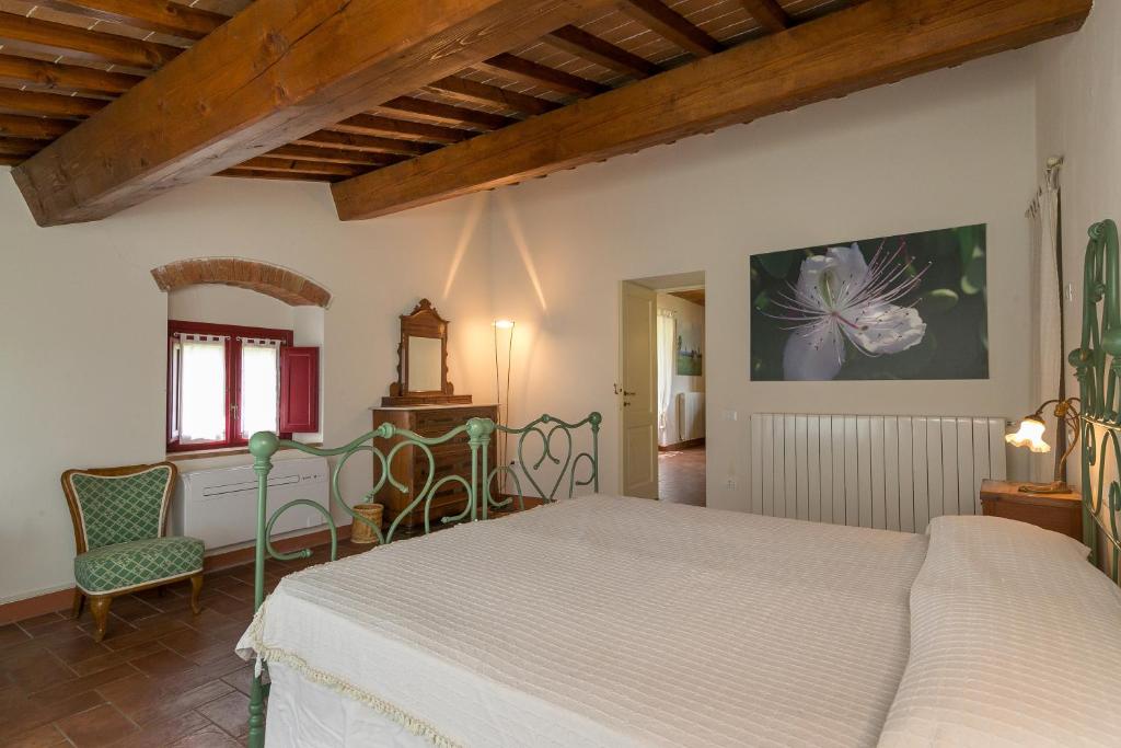 une chambre avec un lit, une table et un miroir dans l'établissement Villa Paganini, à Sassa