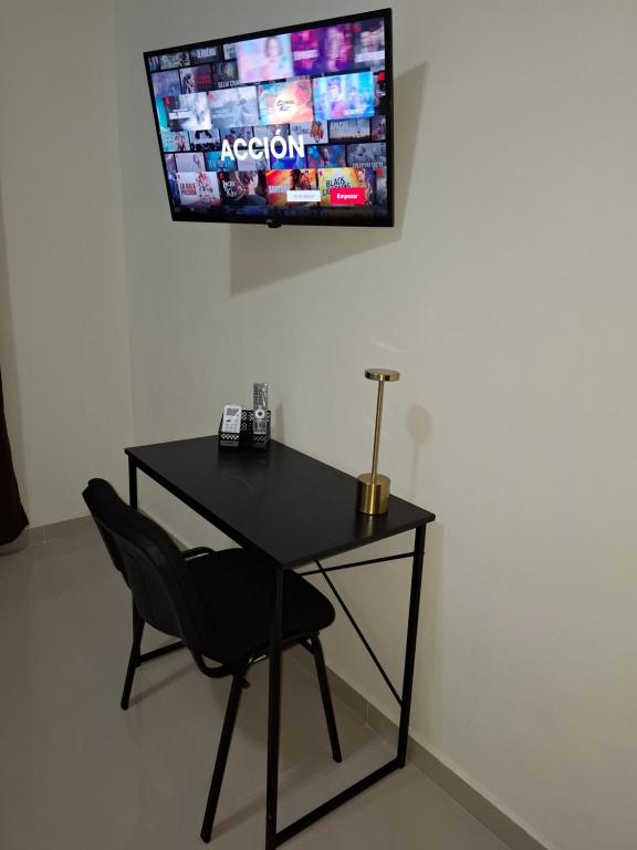 Μια τηλεόραση ή/και κέντρο ψυχαγωγίας στο Maho's Apartamentos