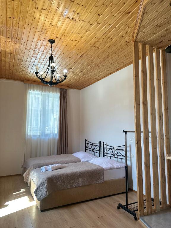 Postel nebo postele na pokoji v ubytování Teona's Guesthouse in Mestia