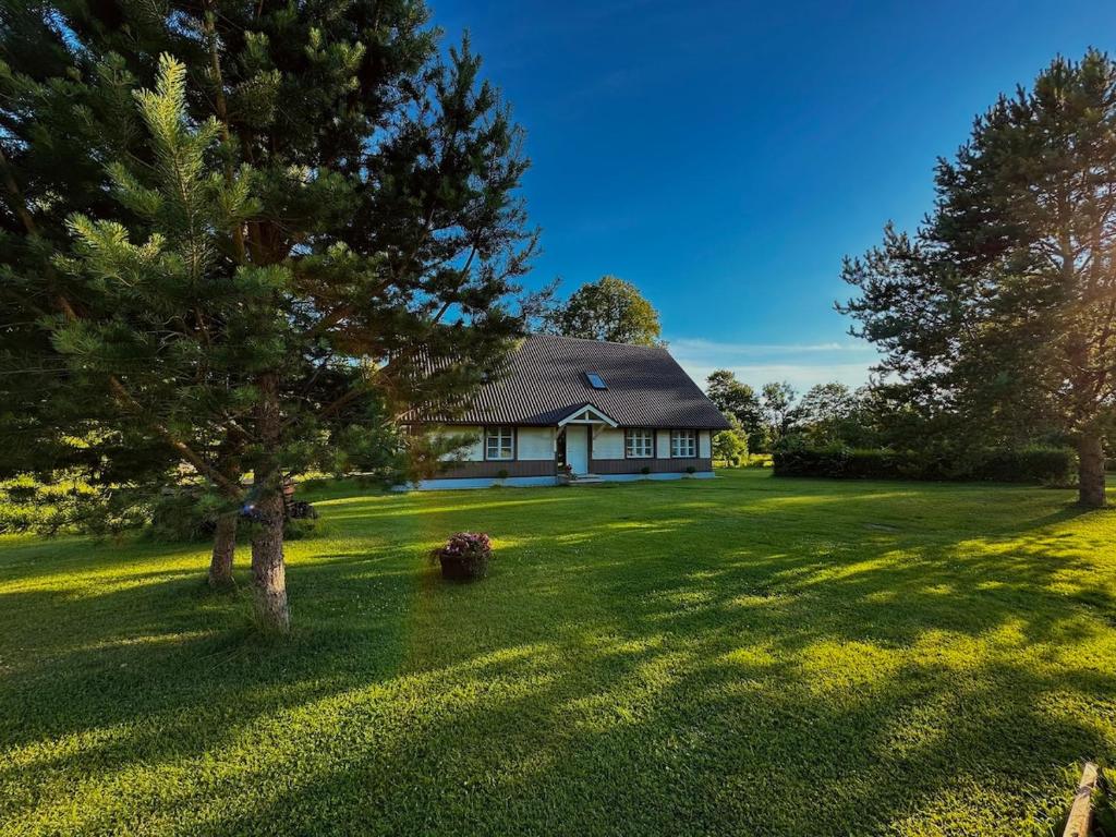 Zahrada ubytování Pertle Cottage Private Sauna & Hot Tub Getaway in Nature