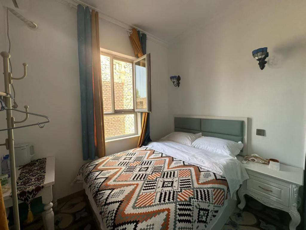 Postel nebo postele na pokoji v ubytování 喀什幸福旅居民宿