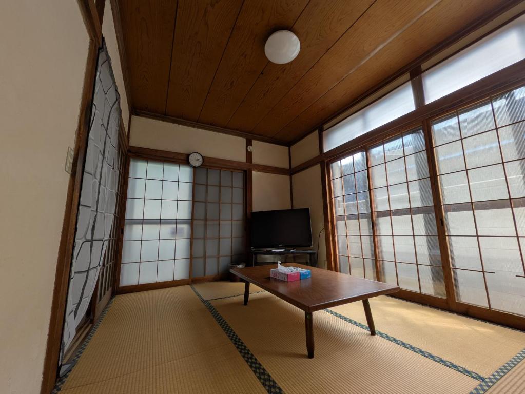 小山市【小山駅徒歩7分】みんなで宅飲み！貸切一軒家ニシグチノイエ wifi有、銭湯近く的带桌子和电视的客厅