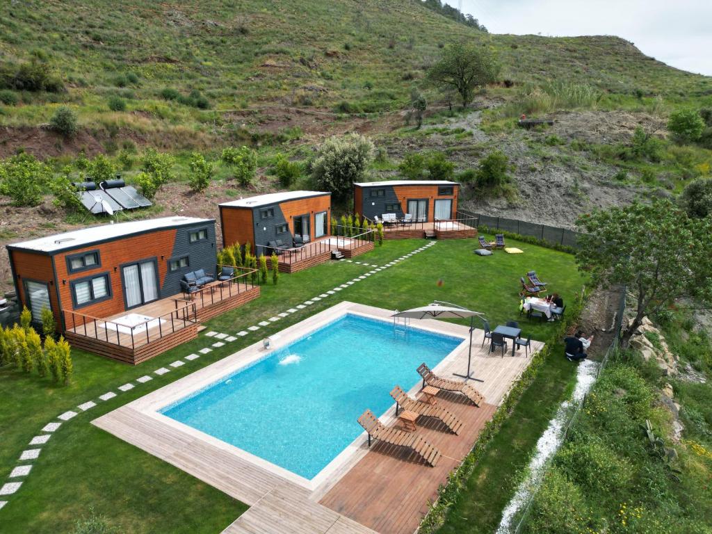 una vista aerea di una casa con piscina di Kaktüs tiny house a Dereköy