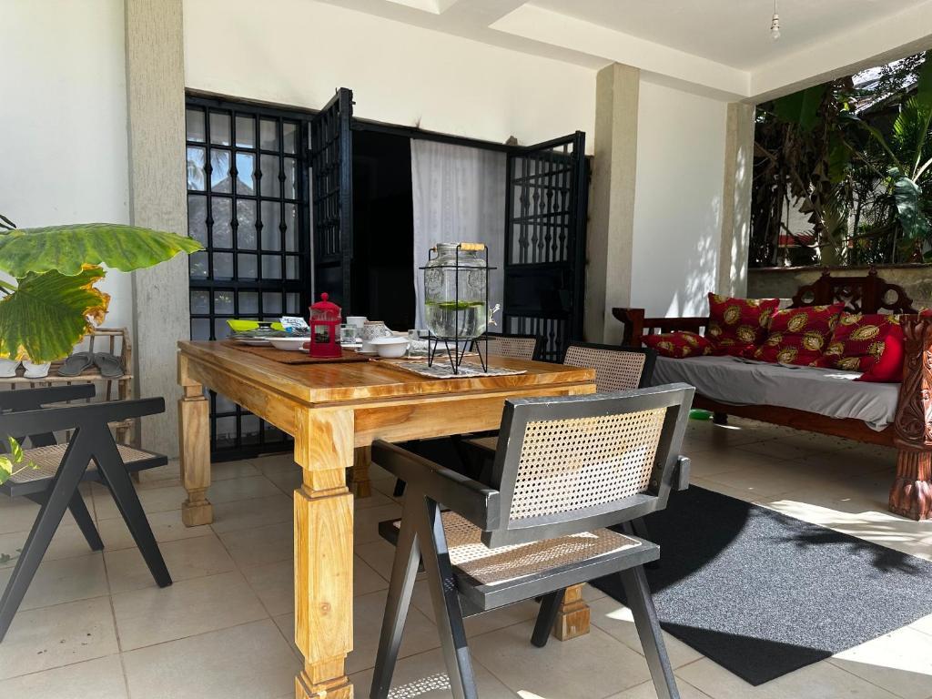 Posezení v ubytování Diani Hideaway Beach Villa, private pool, air conditioning and WiFi