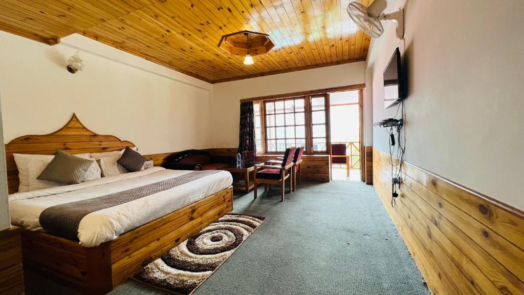 Postel nebo postele na pokoji v ubytování Hotel The Sita Classic - Best Selling Hotel In Manali