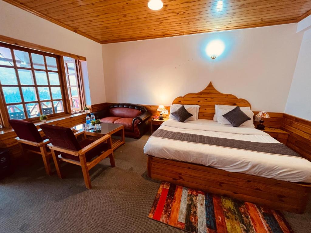 Postel nebo postele na pokoji v ubytování Hotel The Sita Classic - Best Selling Hotel In Manali