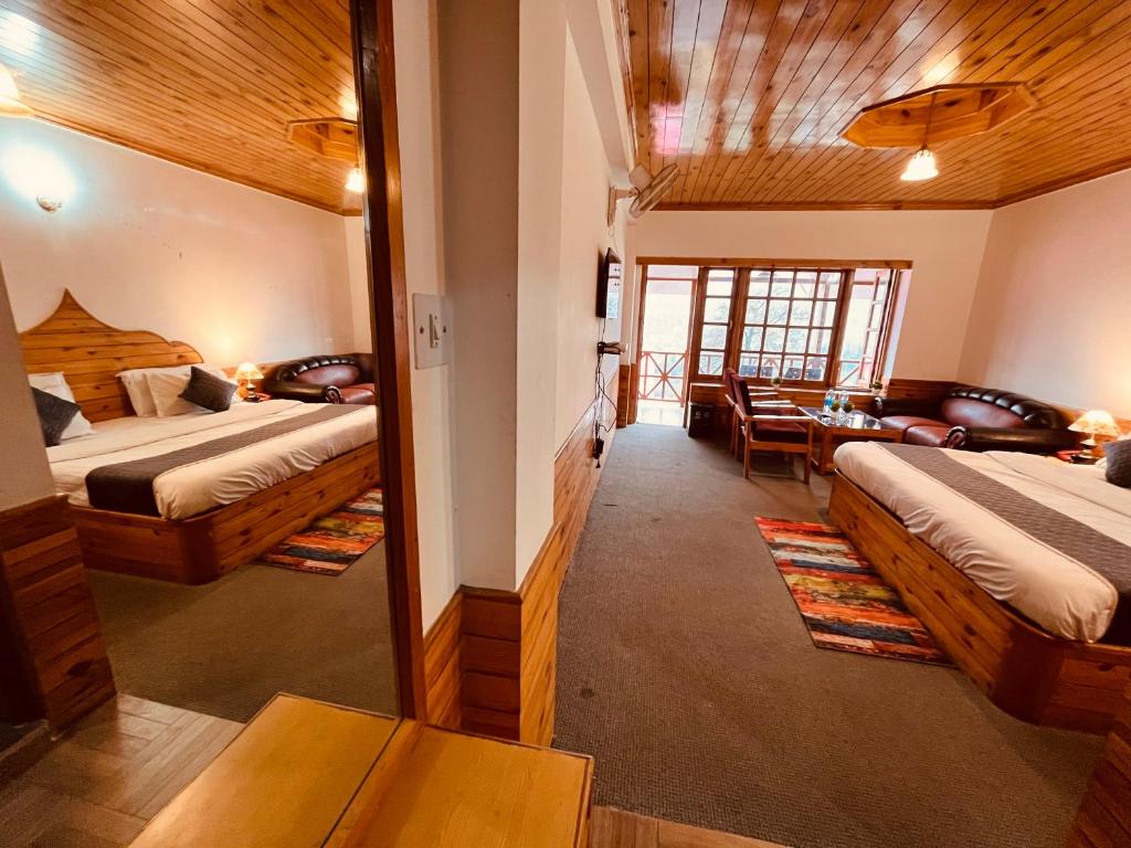 Postel nebo postele na pokoji v ubytování Hotel The Sita Classic - Best Selling Hotel In Manali