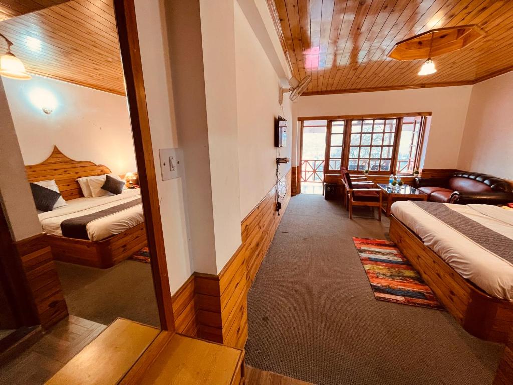 Postel nebo postele na pokoji v ubytování Hotel The Sita Classic - Best Selling Hotel In Manali