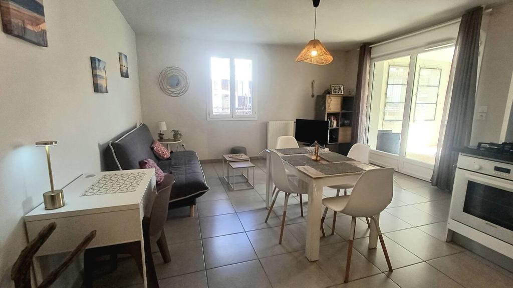 un salon avec une table et une salle à manger dans l'établissement T2 4 couchages emplacement idéal, au Teich