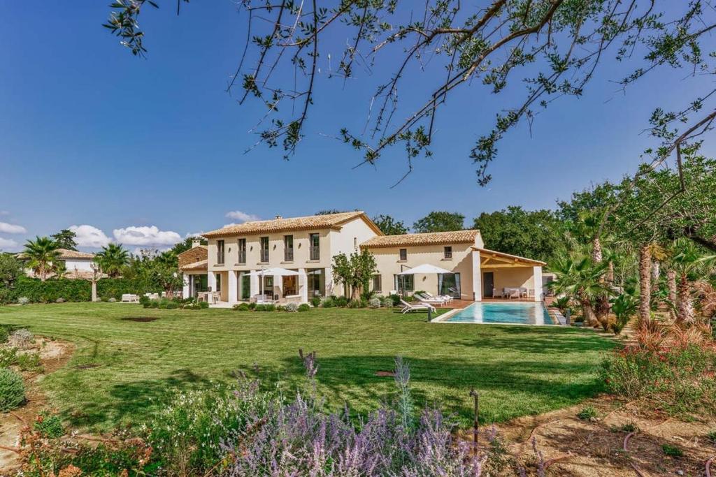 une maison avec une cour et une piscine dans l'établissement villa Olivia, à Saint-Tropez