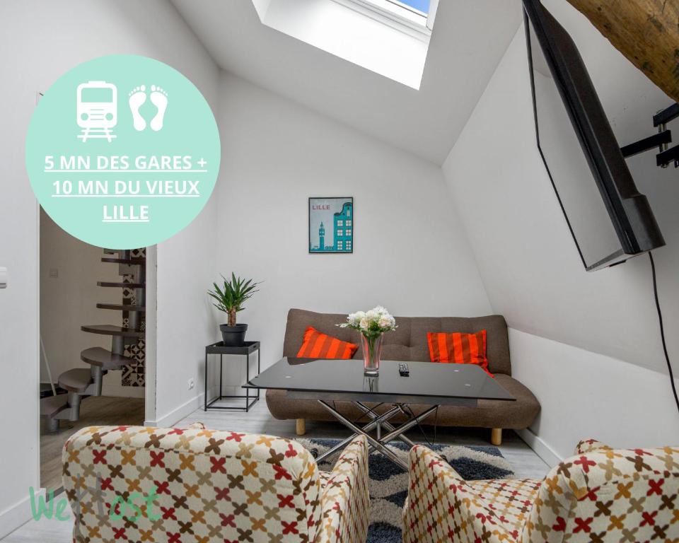 un salon avec une table et deux chaises dans l'établissement Daisy-Stations,Grd Palais,Zénith&Center, à Lille