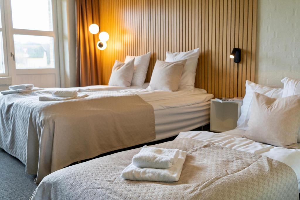 Postel nebo postele na pokoji v ubytování Strandhotel Klitrosen