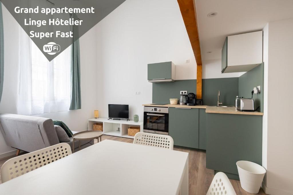 une cuisine avec une table et des chaises dans une pièce dans l'établissement CAFI - Sud Passion * Calme * Linge hôtelier * Fibre *, à Marseille