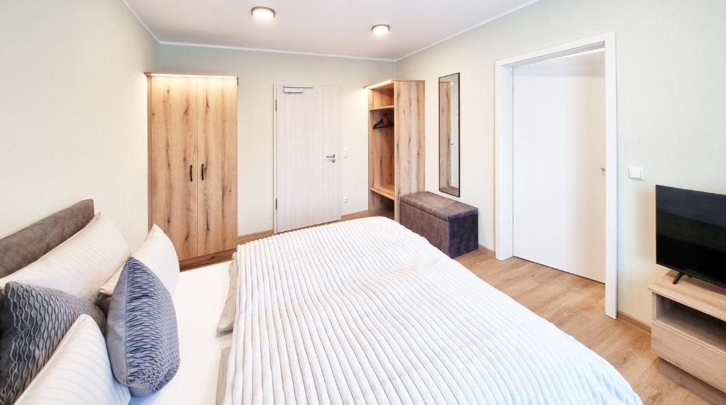 Postel nebo postele na pokoji v ubytování Hotel Erlebnis Wald