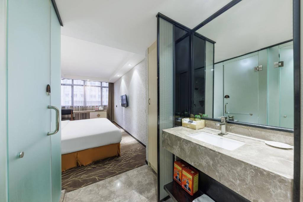 Postel nebo postele na pokoji v ubytování Fuhao Hotel