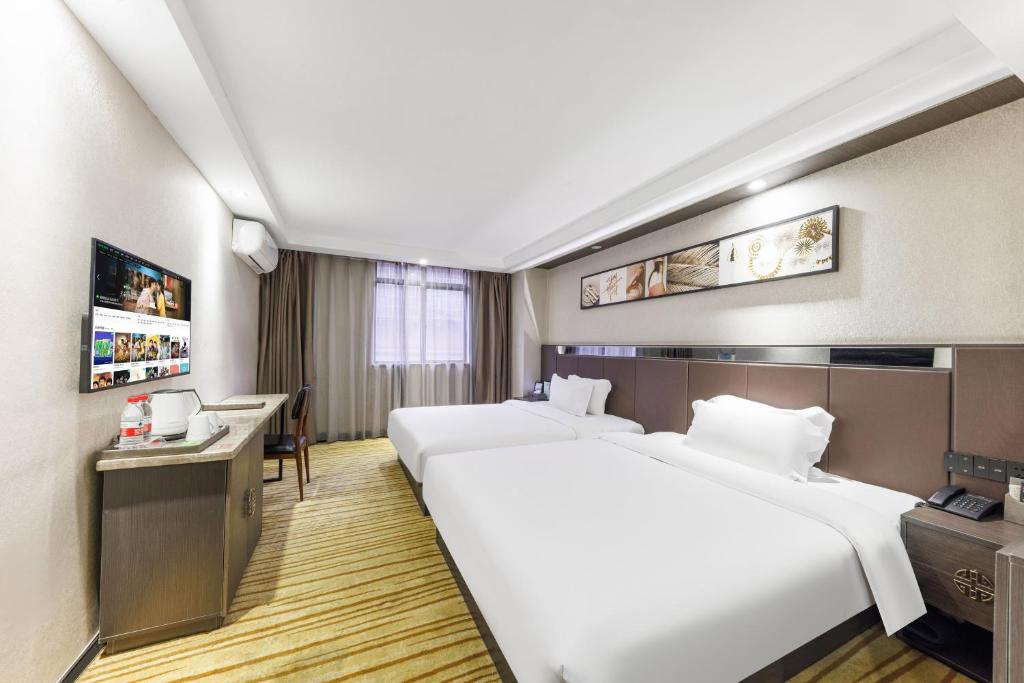 Postel nebo postele na pokoji v ubytování Fuhao Hotel