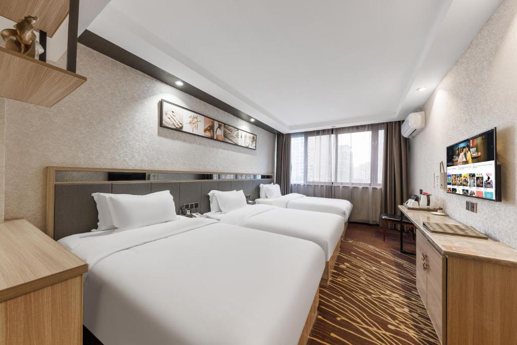 Postel nebo postele na pokoji v ubytování Fuhao Hotel