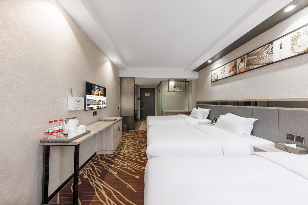 Postel nebo postele na pokoji v ubytování Fuhao Hotel