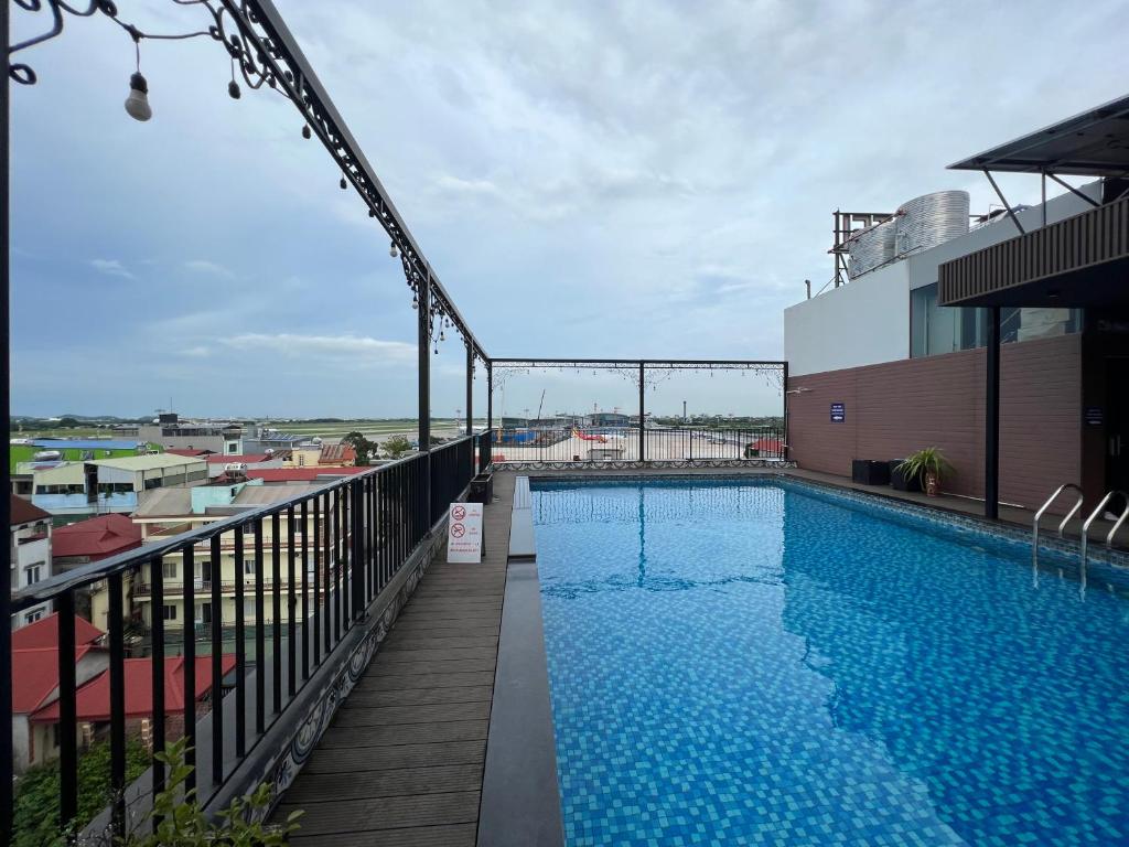 Bazén v ubytování Paragon Noi Bai Pool And Best View Airport Hotel nebo v jeho okolí