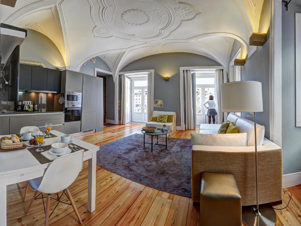 リスボンにあるSonel Investe Figueira Boutique Apartment by Get Your Stayのリビングルーム(テーブル、椅子付)、キッチン