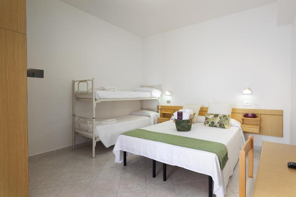 Postel nebo postele na pokoji v ubytování Hotel Cola Frontemare