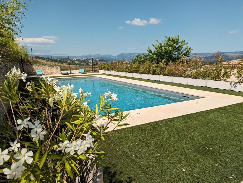 - une piscine dans une cour avec une pelouse verdoyante dans l'établissement Villa Olivera, à Saint-Sernin