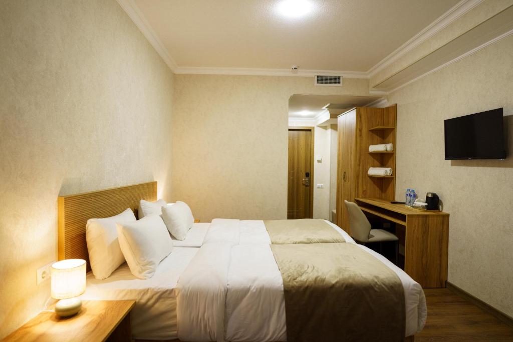 Postel nebo postele na pokoji v ubytování Green Palace Kutaisi