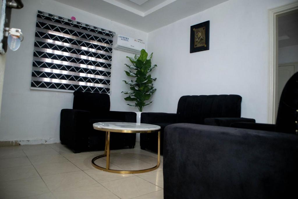 Ein Sitzbereich in der Unterkunft Option one hotel and suite