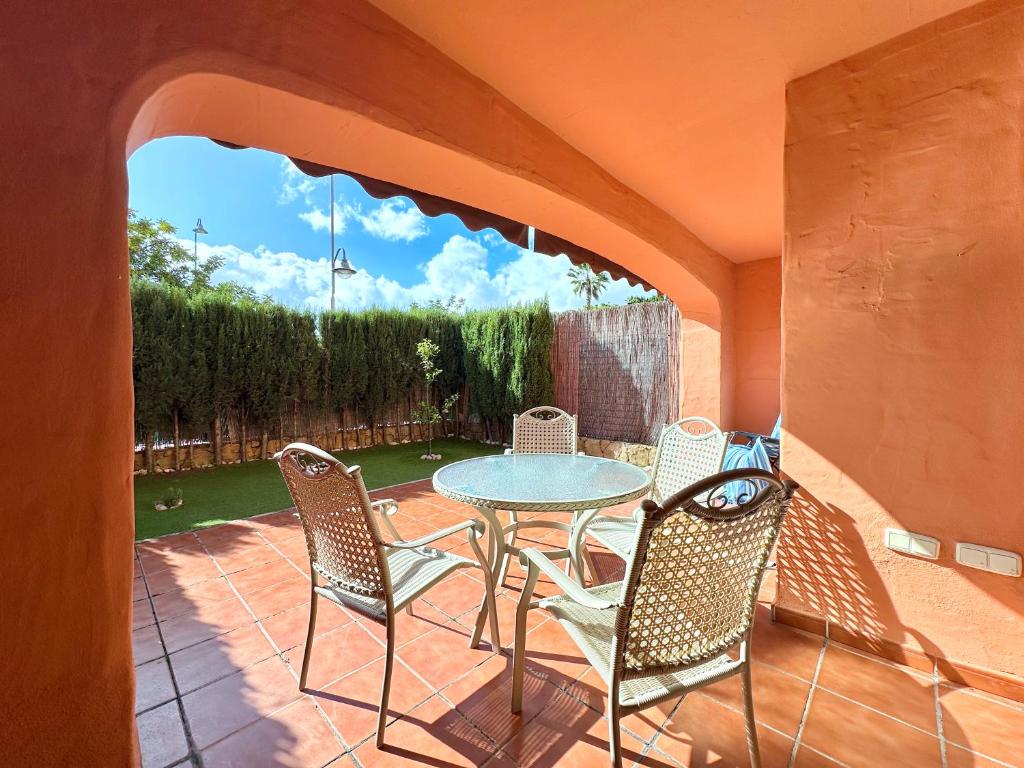 Beautiful 2-Bedroom Frontline Beach Apartment